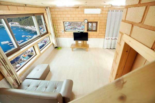 Tongyoung Blue House Spa Pension Тхонъён Экстерьер фото