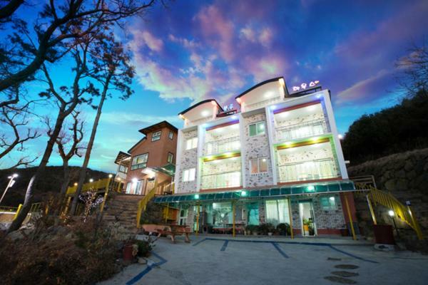 Tongyoung Blue House Spa Pension Тхонъён Экстерьер фото