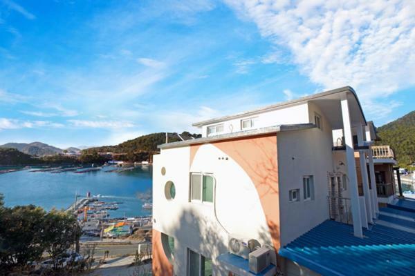 Tongyoung Blue House Spa Pension Тхонъён Экстерьер фото