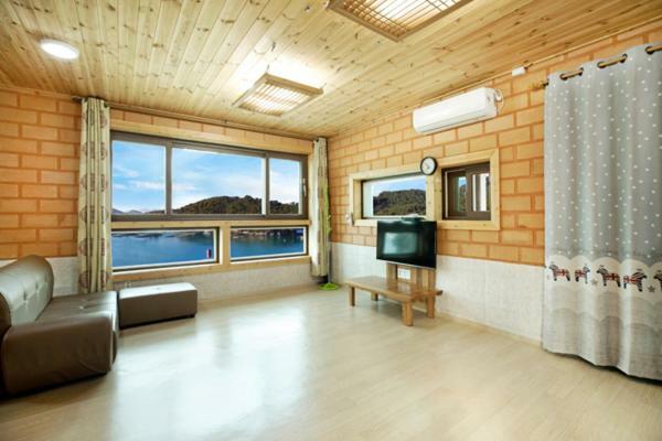 Tongyoung Blue House Spa Pension Тхонъён Экстерьер фото